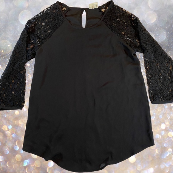 One Clothing Lace sleeve tunic top with keyhole neckline in back - Picture 1 of 9